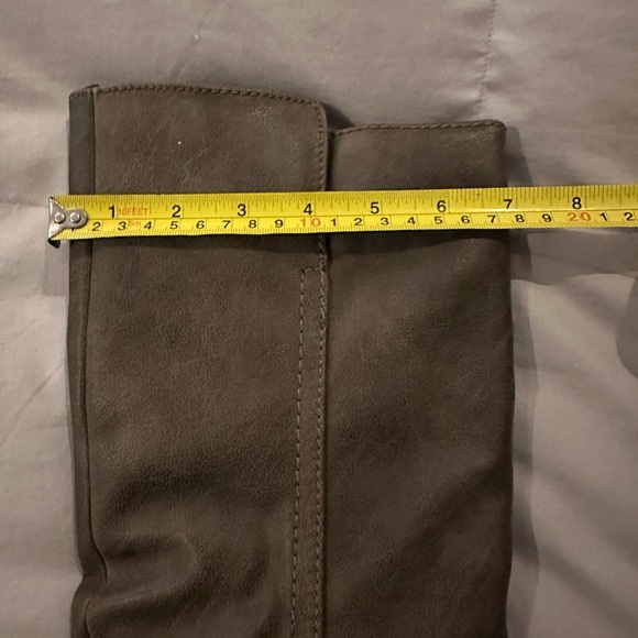 Women's Knee High Heeled Boots - Picture 9 of 10